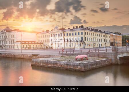 Palais présidentiel à Helsinki dans la soirée, Finlande. Sur le coucher de soleil de fond. Banque D'Images