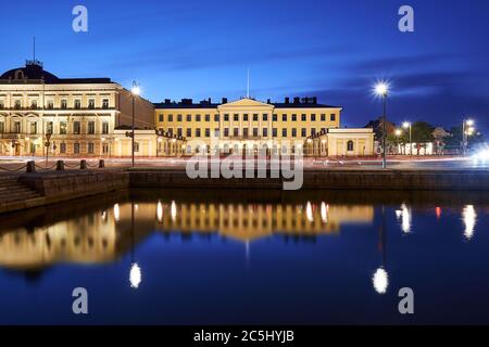 Palais présidentiel à Helsinki dans la nuit, Finlande. Banque D'Images