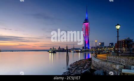 Portsmouth, Royaume-Uni - 9 mai 2020 : coucher de soleil sur le port de Portsmouth depuis le Vieux Portsmouth avec la tour Spinnaker illuminée pour honorer le NHS dans le CoVid1 Banque D'Images