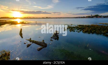 Bosham, Royaume-Uni - 16 mai 2020 : lumière du soir de printemps et coucher de soleil sur le port et le village de Bosham, West Sussex, Royaume-Uni Banque D'Images