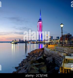 Portsmouth, Royaume-Uni - 9 mai 2020 : coucher de soleil sur le port de Portsmouth depuis le Vieux Portsmouth avec la tour Spinnaker illuminée pour honorer le NHS dans le CoVid1 Banque D'Images