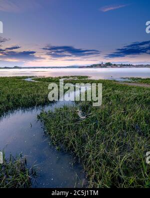 Bosham, Royaume-Uni - 16 mai 2020 : lumière du soir de printemps et coucher de soleil sur le port et le village de Bosham, West Sussex, Royaume-Uni Banque D'Images