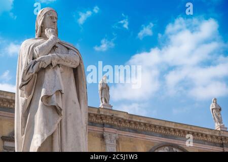 Statue de Dante Alighieri, piazza dei Signori, Vérone, Italie Banque D'Images