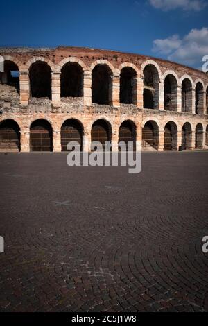 Vue panoramique de l'amphithéâtre de Vérone, terminé en 30AD, le troisième plus grand au monde, l'arène romaine de Vérone, Italie Banque D'Images