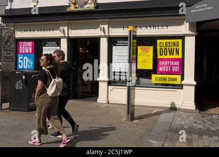 homme et femme marchent à côté d'une succursale de la maison de vêtements laura ashley, qui a conclu une vente, à kingston upon thames, surrey, angleterre Banque D'Images