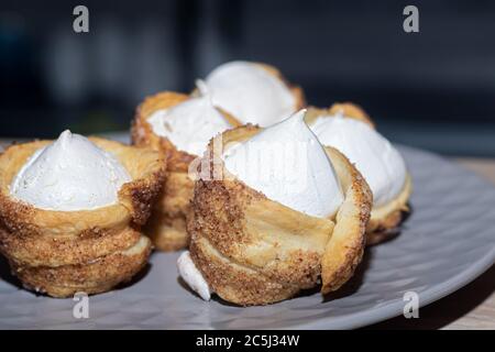 Gâteaux de fête sur une assiette. Tubules et gâteau pour les fêtes d'anniversaire et autres. Dans la barre. Premier plan. Banque D'Images