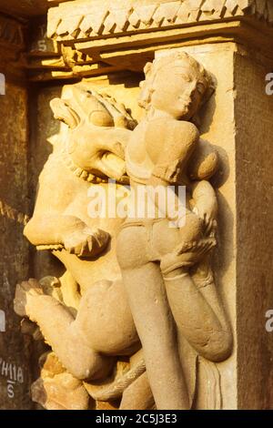 Khajuraho, Madhya Pradesh, Inde : Surasundari (beauté céleste) Shubhagamini (décapant de l'épine) découpage de secours dans le temple de Kandariya Mahadeva de la Banque D'Images