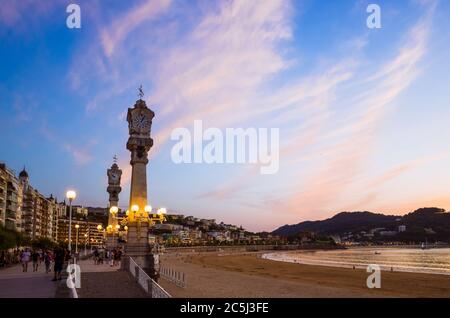 Donostia, Gipuzkoa, pays Basque, Espagne - 12 juillet 2019 : vue sur la promenade et la plage de la Concha au coucher du soleil. Personnes fortuites en arrière-plan. Banque D'Images