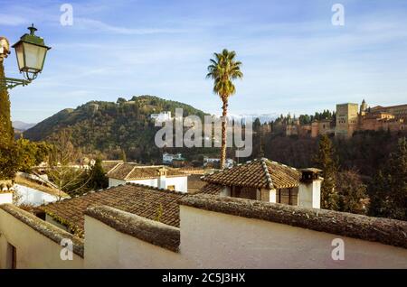 Grenade, Espagne - 17 janvier 2020 : palais de l'Alhambra vu de la vieille ville d'Albaicin classée au patrimoine mondial de l'UNESCO. Banque D'Images