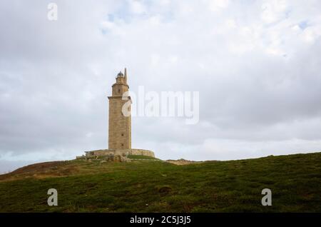 A Coruna, Galice, Espagne - 10 février 2020 : Tour du phare romain Hercules. Construit au 2ème siècle et rénové en 1791, il est le plus ancien Banque D'Images