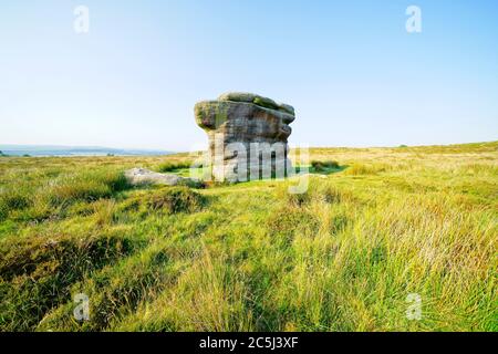 L'estival de Pierre à aiguiser d'Eagle sur Baslow Edge, un matin d'été lumineux et brumeux Banque D'Images