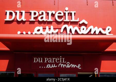 Bordeaux , Aquitaine / France - 07 02 2020 : du Pareil au même signe rouge et texte logo DPAM de la boutique de vêtements pour enfants Banque D'Images