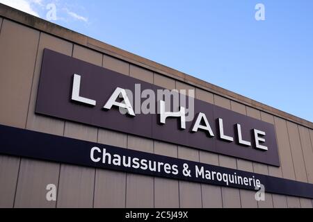 Bordeaux , Aquitaine / France - 07 02 2020 : le logo de la halle sur la boutique de vêtements magasin à bas prix de la marque française Banque D'Images