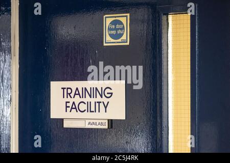 Vue détaillée d'une porte ouverte de la salle de formation qui mène à une salle de classe. Aussi une porte de feu, le panneau disponible est vu, avant une leçon. Banque D'Images