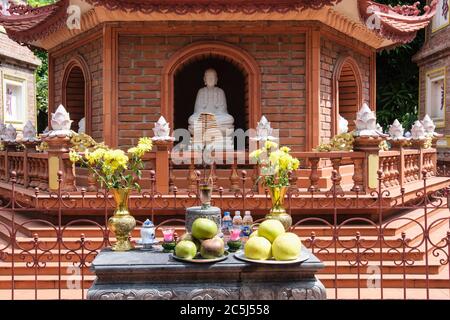 Repas offerts sur une table par la Pagode Tran Quoc dans le temple bouddhiste comlpex. Hanoï, Vietnam, Asie Banque D'Images