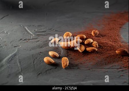 Fèves de cacao et poudre isolées sur fond gris. Vue de dessus Banque D'Images