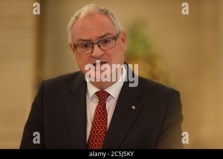 Le chef de l'UUP, Steve Aiken, s'est exprimé devant les médias dans le Grand Hall, édifices du Parlement à Stormont, à Belfast, après que la première ministre adjointe, Michelle O'Neill, ait présenté ses excuses aux familles des personnes décédées pendant le confinement du coronavirus pour toute blessure causée par la controverse entourant sa présence aux funérailles d'un ancien combattant de l'IRA. Banque D'Images