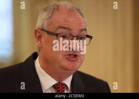 Le chef de l'UUP, Steve Aiken, s'est exprimé devant les médias dans le Grand Hall, édifices du Parlement à Stormont, à Belfast, après que la première ministre adjointe, Michelle O'Neill, ait présenté ses excuses aux familles des personnes décédées pendant le confinement du coronavirus pour toute blessure causée par la controverse entourant sa présence aux funérailles d'un ancien combattant de l'IRA. Banque D'Images