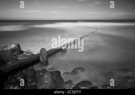 Groyne et Pebbles à Westward Ho! plage, North Devon, été, longue exposition. Banque D'Images