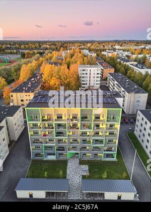 Joensuu, Finlande - 4 octobre 2018 : vue aérienne d'un nouveau bâtiment pour les étudiants. Panneaux solaires sur le toit Banque D'Images