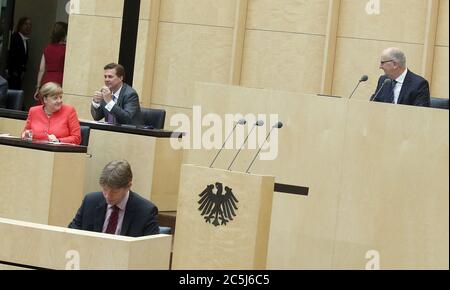 Berlin, Allemagne. 03ème juillet 2020. Dietmar Woidke (SPD, haut r), Président du Bundesrat, accueille la chancelière Angela Merkel (CDU) dans la salle plénière du Bundesrat, qui est assise devant le porte-parole du gouvernement Steffen Seibert (haut, l). La réunion sera axée sur la présidence du Conseil de l'UE. Crédit : Wolfgang Kumm/dpa/Alay Live News Banque D'Images