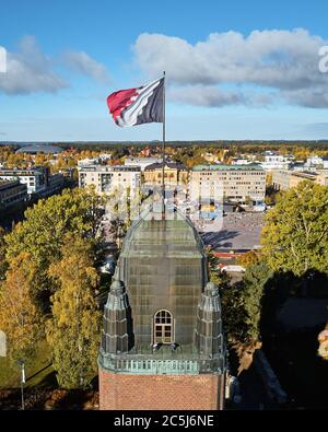 JOENSUU / FINLANDE - octobre 4 2018 : vue aérienne de l'hôtel de ville de Joensuu (Kaupungintalo). Drapeau de Carélie du Nord. Drapeau de Carélie du Nord. Banque D'Images