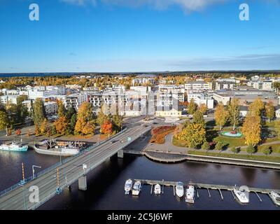 JOENSUU / FINLANDE - octobre 4 2018: Vue aérienne du centre de Joensuu. Belle ville d'automne avec des arbres jaune-orange dans le Sunny Day. Banque D'Images