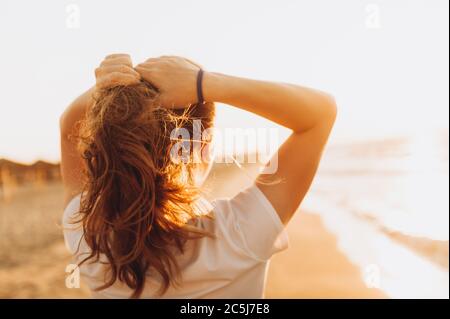 Fille regarde le coucher du soleil sur la mer depuis le pont d'un bateau de croisière. Corse, mer méditerranée, en France, en Europe. Banque D'Images