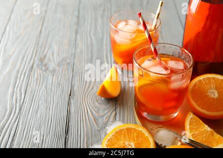 Composition avec cocktail aperol Spritz sur fond de bois. Boisson d'été Banque D'Images