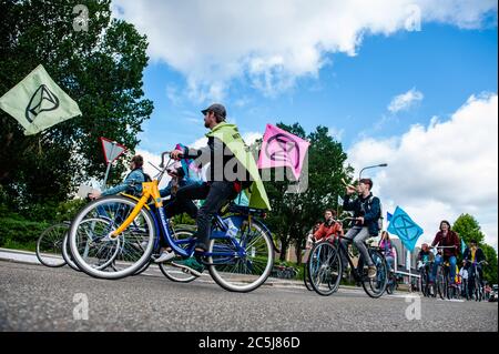 Un groupe de militants du climat qui se sont rassemblés devant le siège du KLM pendant la manifestation.les activistes du climat de la rébellion de l'extinction et d'autres organisations du climat se sont réunis tôt le matin pour mener une action critique de masse sur le cyclisme. Depuis le Museumplein, les activistes ont commencé un défilé à vélo lent pendant les heures de pointe vers le siège du KLM à Amstelveen. Au siège de KLM, plusieurs discours ont été prononcés contre l'accord sur un forfait de 3,4 bm d'euros jusqu'en 2025 pour aider Air-France/KLM compagnie aérienne à travers la crise du coronavirus et une lettre sous forme d'un avion papier a été lancée par la SEC Banque D'Images