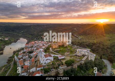 Vue aérienne de Mertola à Alentejo, Portugal au coucher du soleil Banque D'Images