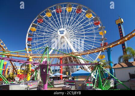 Las Angeles, Californie - 9 septembre 2019 : Pacific Park Ferris Wheel à Santa Monica, Los Angeles, États-Unis. Banque D'Images