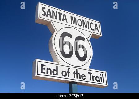 Route 66 fin de la piste panneau à Santa Monica, Los Angeles, États-Unis. Banque D'Images