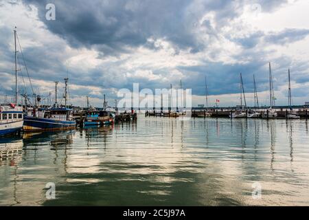 Der Hafen von Heikendorf-Möltenort an der Kieler Förde mit dramatischen Wolken Banque D'Images