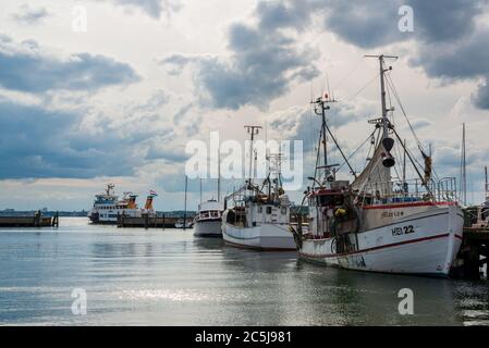 Der Hafen von Heikendorf-Möltenort an der Kieler Förde mit dramatischen Wolken Banque D'Images