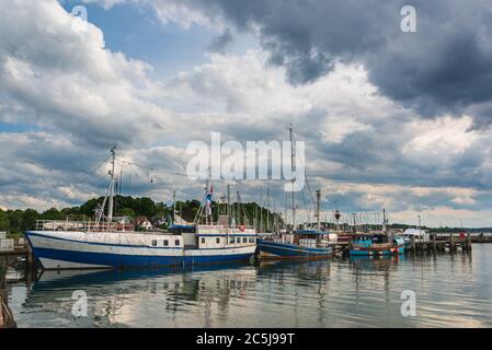 Der Hafen von Heikendorf-Möltenort an der Kieler Förde mit dramatischen Wolken Banque D'Images