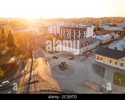 Joensuu, Finlande - 15 octobre 2018 : vue aérienne du carrefour au rond-point et du centre historique de Joensuu à l'automne. Banque D'Images