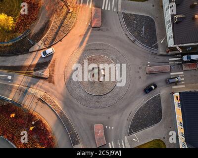 Joensuu, Finlande - 15 octobre 2018 : vue aérienne du carrefour au rond-point et du centre historique de Joensuu à l'automne. Banque D'Images