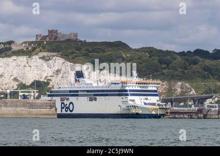 Ferry P&O amarré dans le port de Douvres avec le château de Douvres en arrière-plan Banque D'Images