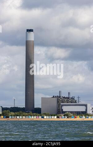 Cheminée et bâtiments de la centrale électrique de Fawley (Southampton) vus de la rivière Banque D'Images