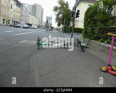 Cologne, Allemagne. 03ème juillet 2020. E scooters de la société Lime sont sur un trottoir crédit: Horst Galuschka/dpa/Alamy Live News Banque D'Images