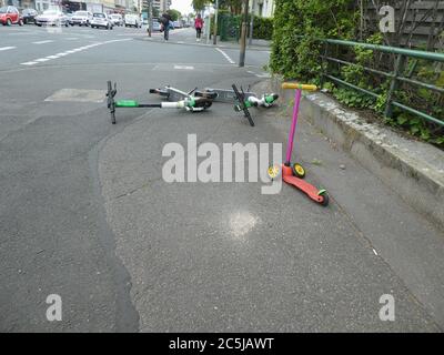 Cologne, Allemagne. 03ème juillet 2020. E scooters de la société Lime sont sur un trottoir crédit: Horst Galuschka/dpa/Alamy Live News Banque D'Images