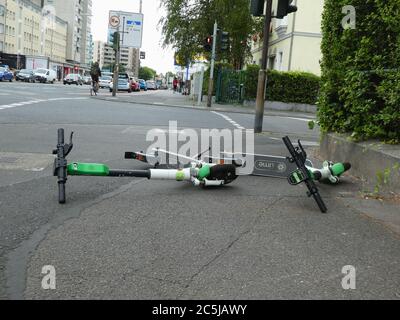 Cologne, Allemagne. 03ème juillet 2020. E scooters de la société Lime sont sur un trottoir crédit: Horst Galuschka/dpa/Alamy Live News Banque D'Images