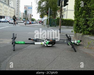 Cologne, Allemagne. 03ème juillet 2020. E scooters de la société Lime sont sur un trottoir crédit: Horst Galuschka/dpa/Alamy Live News Banque D'Images