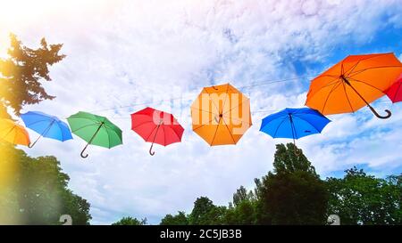 Parasols colorés. Parasols multicolores dans le ciel. Décoration de rue avec parasols. Banque D'Images