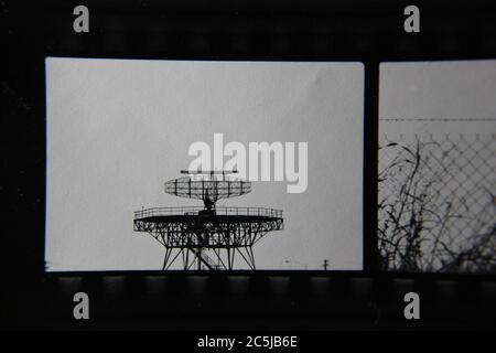 Photo fine 70s vintage contact Print noir et blanc d'un avion radar tracker d'aéroport. Banque D'Images