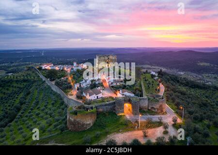 Vue aérienne du village et du château au coucher du soleil à Alentejo, Portugal Banque D'Images