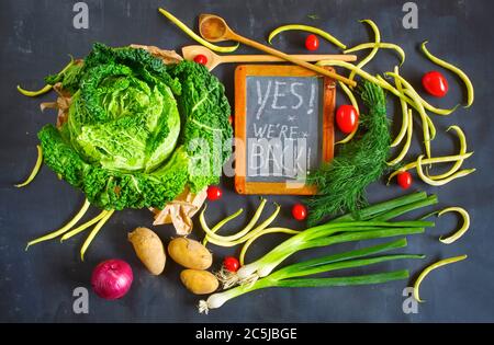 Restaurant tableau noir annonçant la réouverture après le verrouillage de corona, la cuisine, l'arrêt de l'entreprise alimentaire.aliments ingrédients et message Banque D'Images