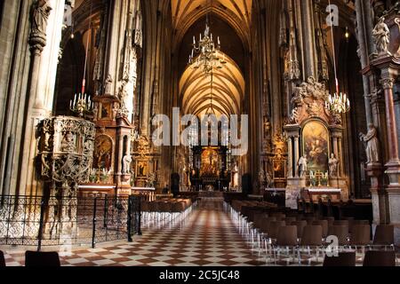 Rétro vintage classique ancien décor intérieur design de la cathédrale de Stephan ou Stephan Dom Autrichiens et les voyageurs étrangers Voyage visite dans les magasins GRA Banque D'Images