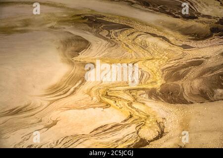 Piscine de boue bouillante dans les sources de soufre de Gurjaani près du parc Axtala, Géorgie. Banque D'Images